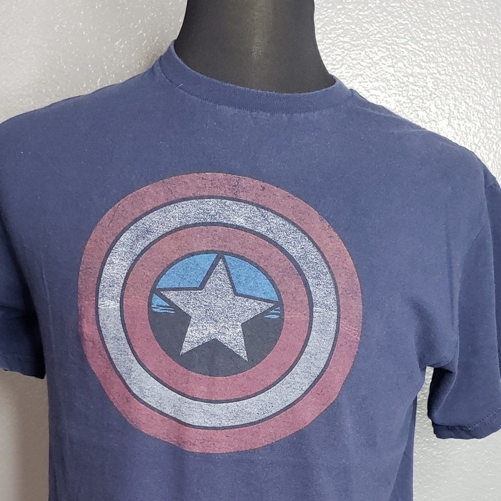 Mad Engine Blue  Medium PreOwned T-Shirt-Marvel Captain America Shield Logo